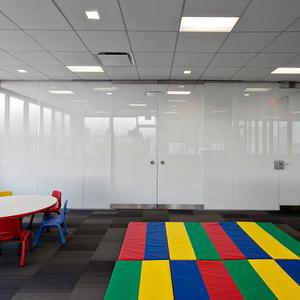 Partition wall and doors in ViviGraphix Gradiance glass with Scatter interlayer 