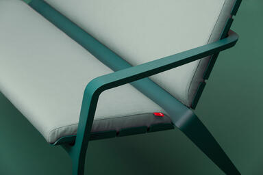 Vaya Textile Bench shown with Deep Ocean Texture powdercoated frame