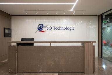 Reception wall in ViviGraphix Graphica glass with Cairo interlayer and Standard 
