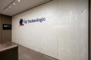 Reception wall in ViviGraphix Graphica glass with Cairo interlayer and Standard 