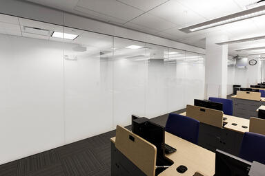 Partition wall in ViviGraphix Gradiance glass with Scatter interlayer and Standa