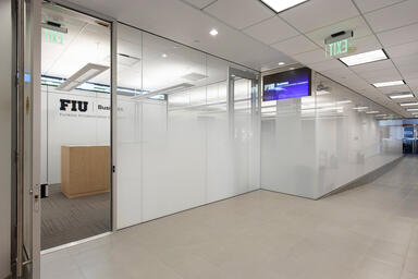 Partition wall in ViviGraphix Gradiance glass with Scatter interlayer 