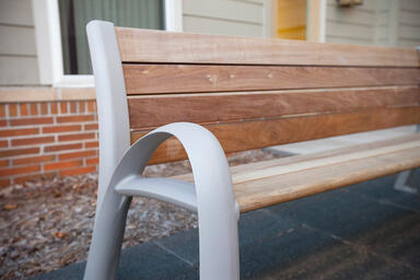 Camber Bench shown in 6 foot configuration with Aluminum Texture frame