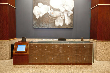 Reception desk in ViviForm Impression glass with Champagne pattern