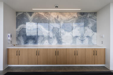 Wall panels in ViviStone Abalone Onyx glass with custom interlayer and Standard 