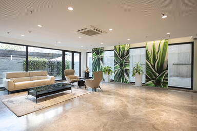 Wall panels in ViviSpectra Zoom glass in Reflect configuration with Dracena